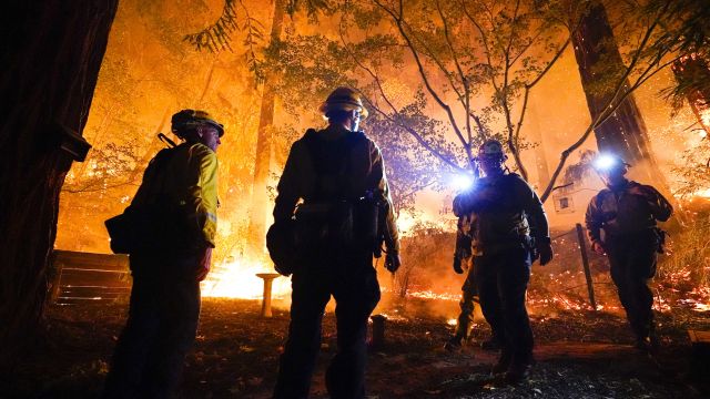 Kalifornie volá o pomoc. Vyčerpaní hasiči nezvládají boj s požáry